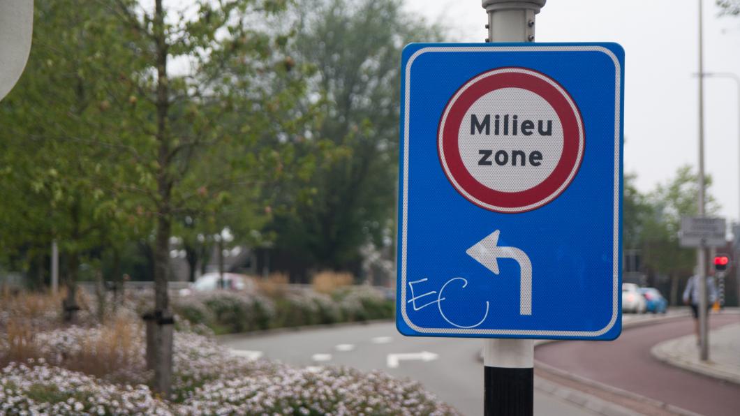 Bordje met Milieuwzone en graffiti
