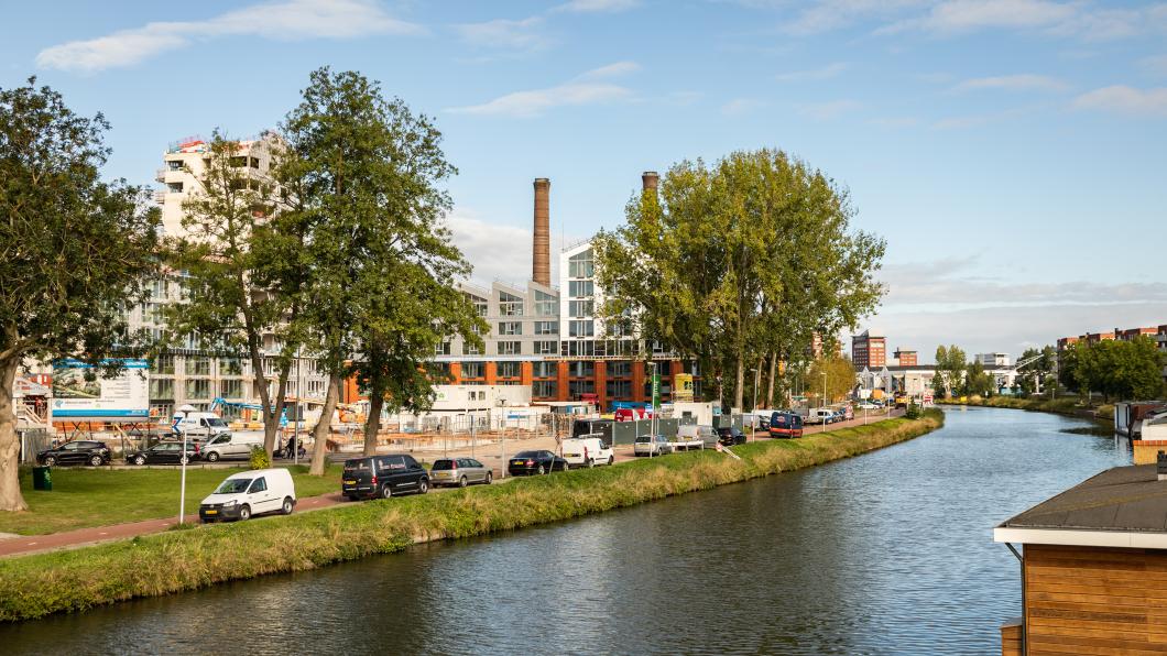 Merwedekanaal met nieuwbouw