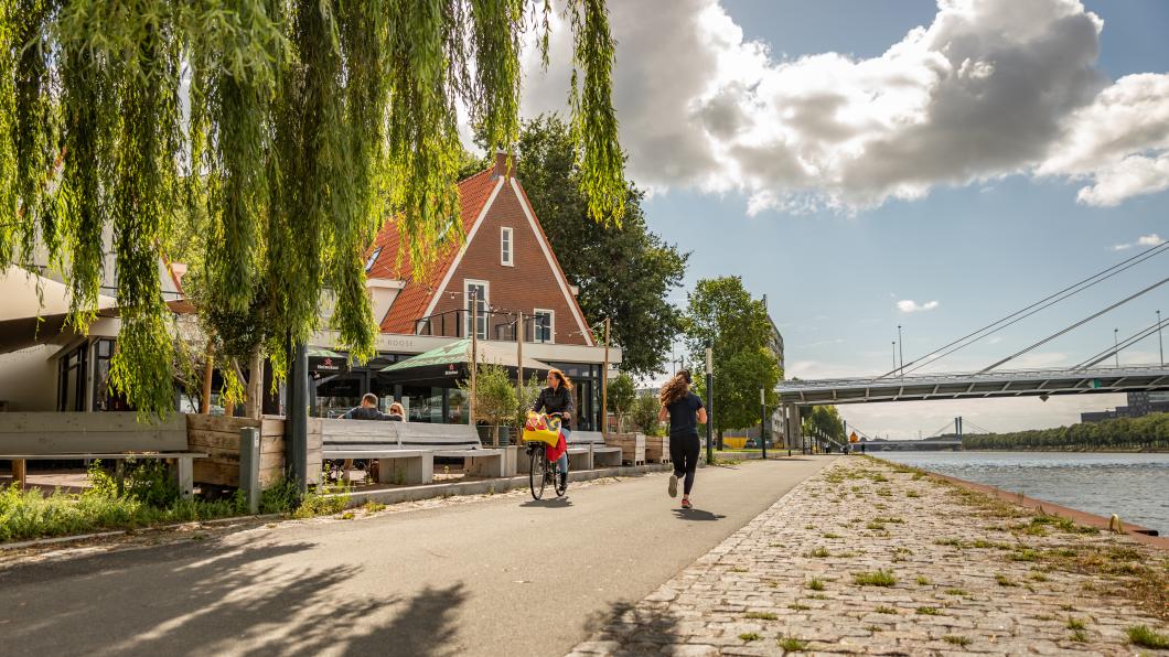 Fietsers langs Amsterdam Rijn Kanaal