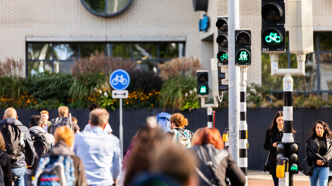 Fietsers en voetgangers op het Westplein