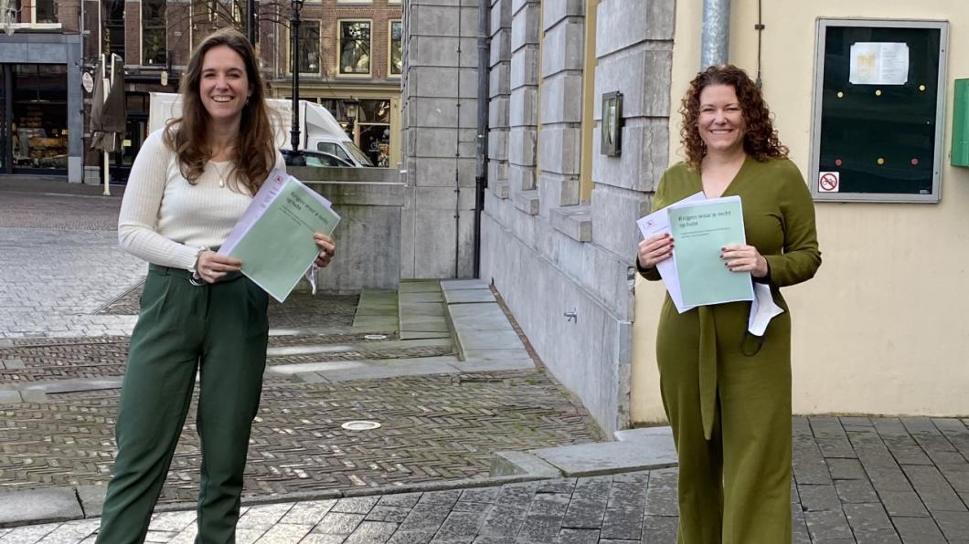 Julia Kleinrensink en Annemarijke Podt voor het stadhuis