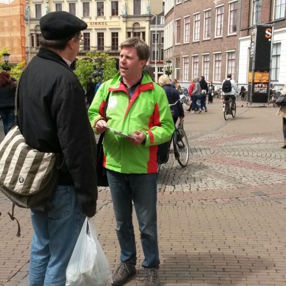 GroenLinks is tegen bezuinigingen in de Zorg Groen Links voert actie tegen bezuinigingen in de Zorg
