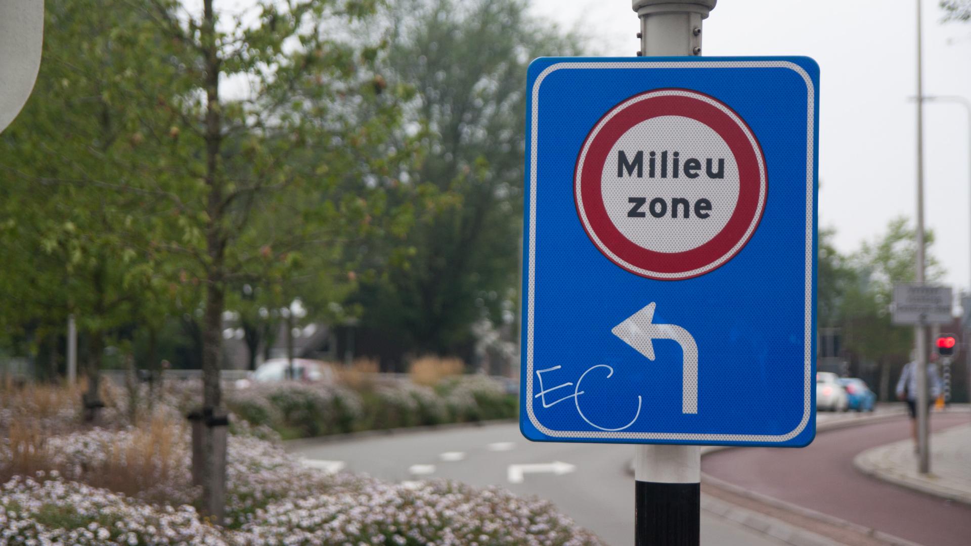 Bordje met Milieuwzone en graffiti