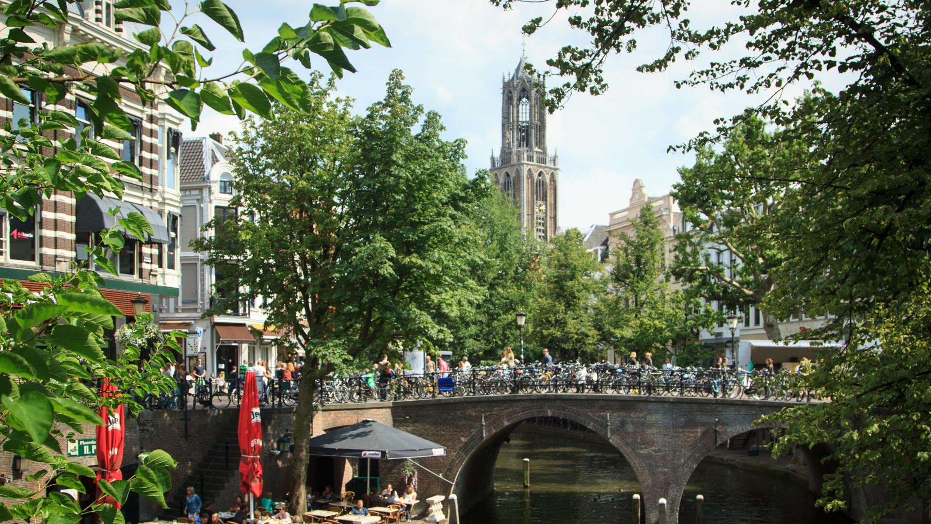 Zomerse Oudegracht met Dom