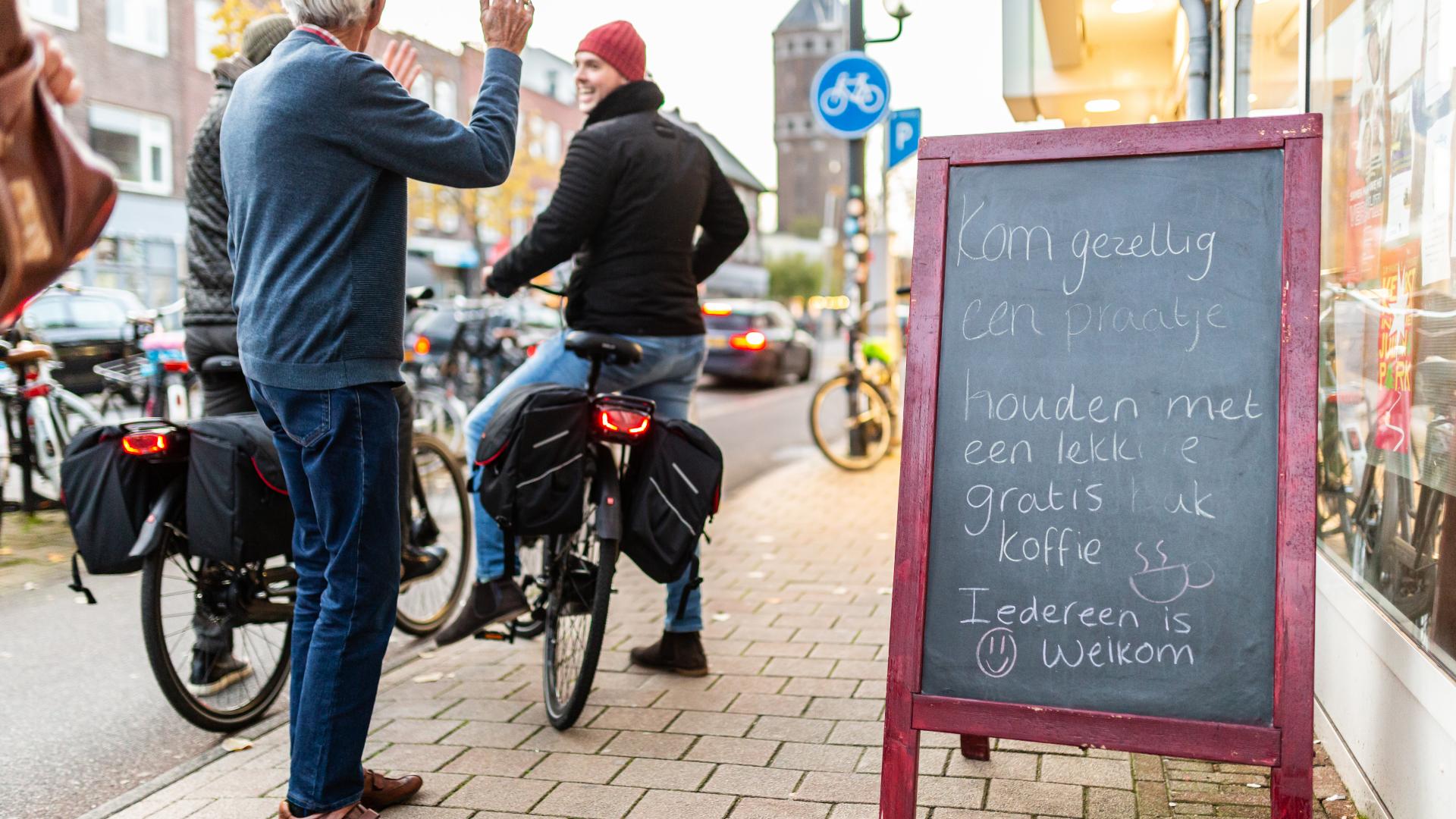 Fietsers naast Buurtcafe