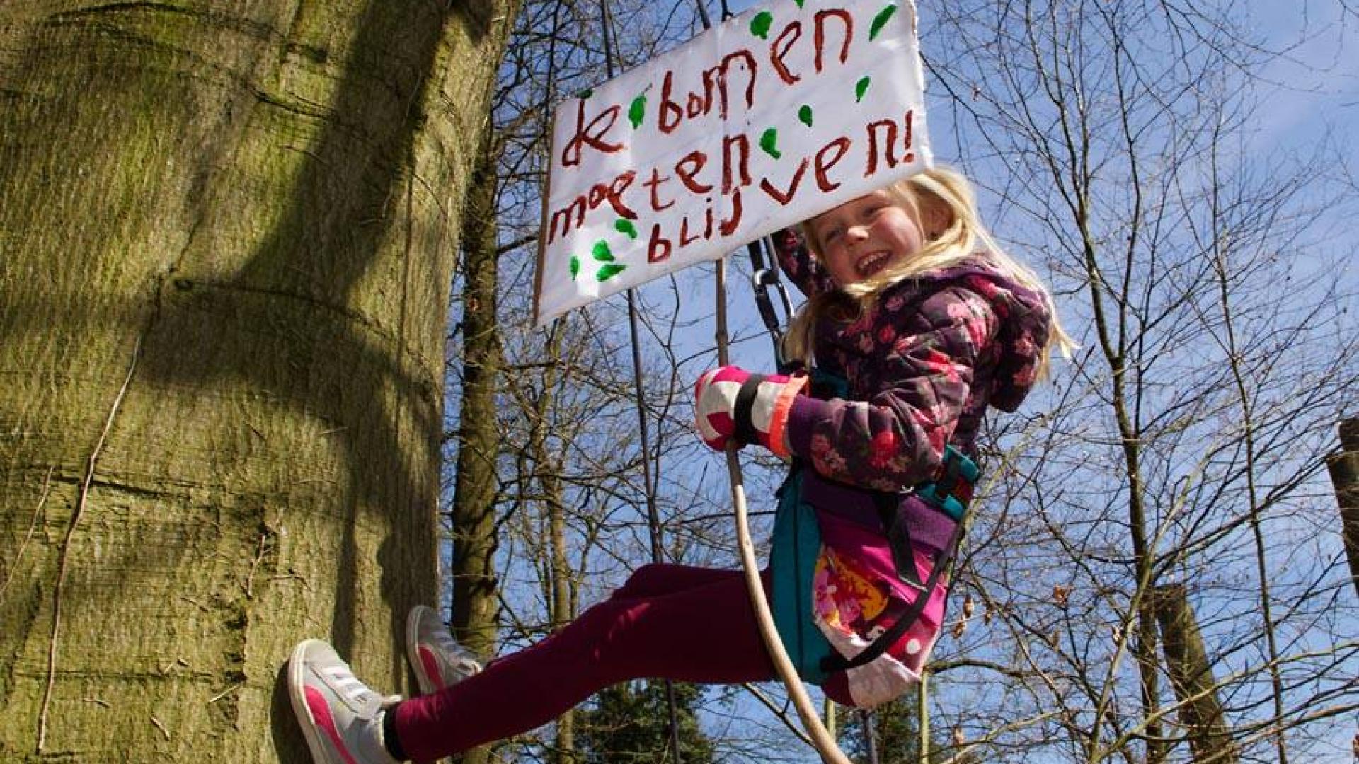 Meisje met bord de bomen moeten blijven