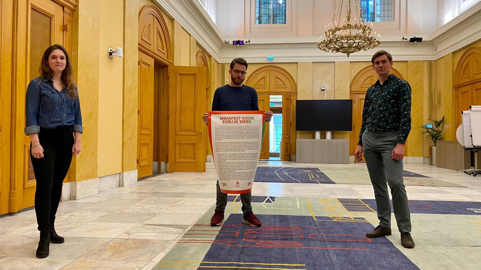 De drie raadsleden met het manifest
