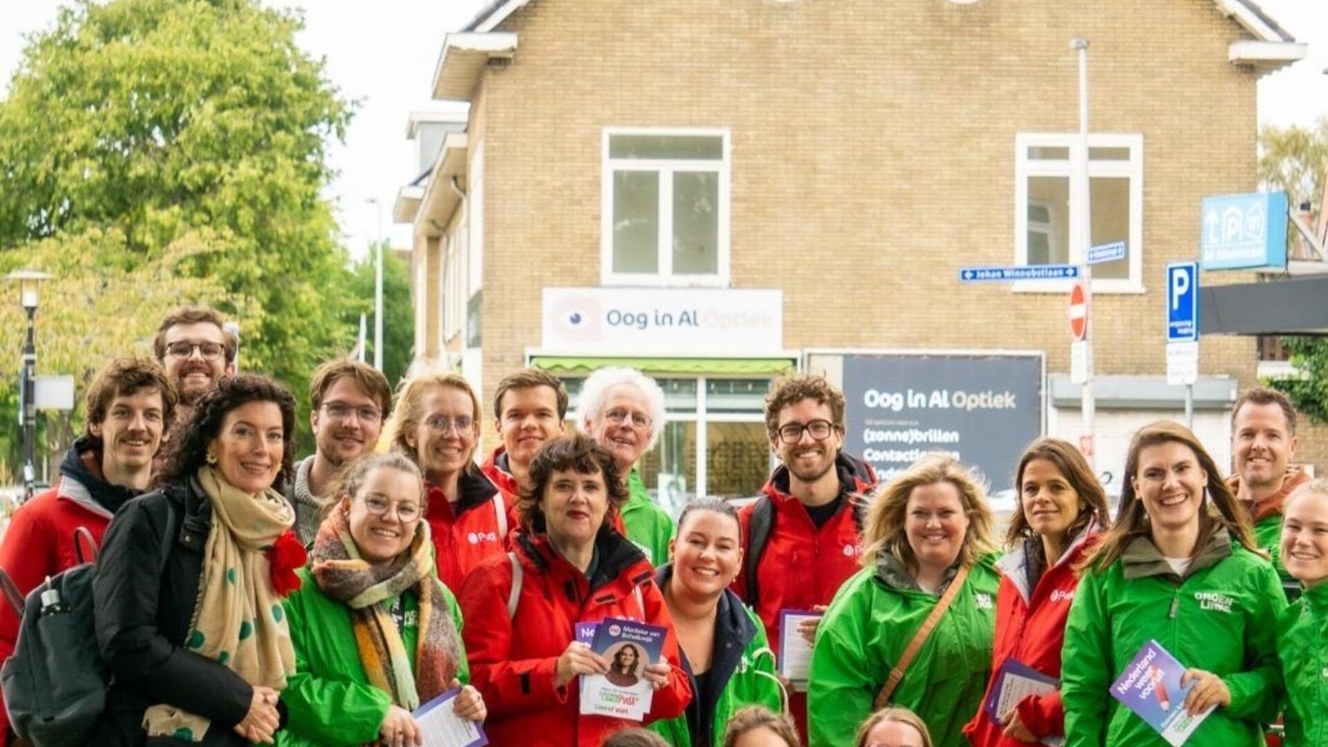 Groep campagnevoerders in groene en rode jasjes