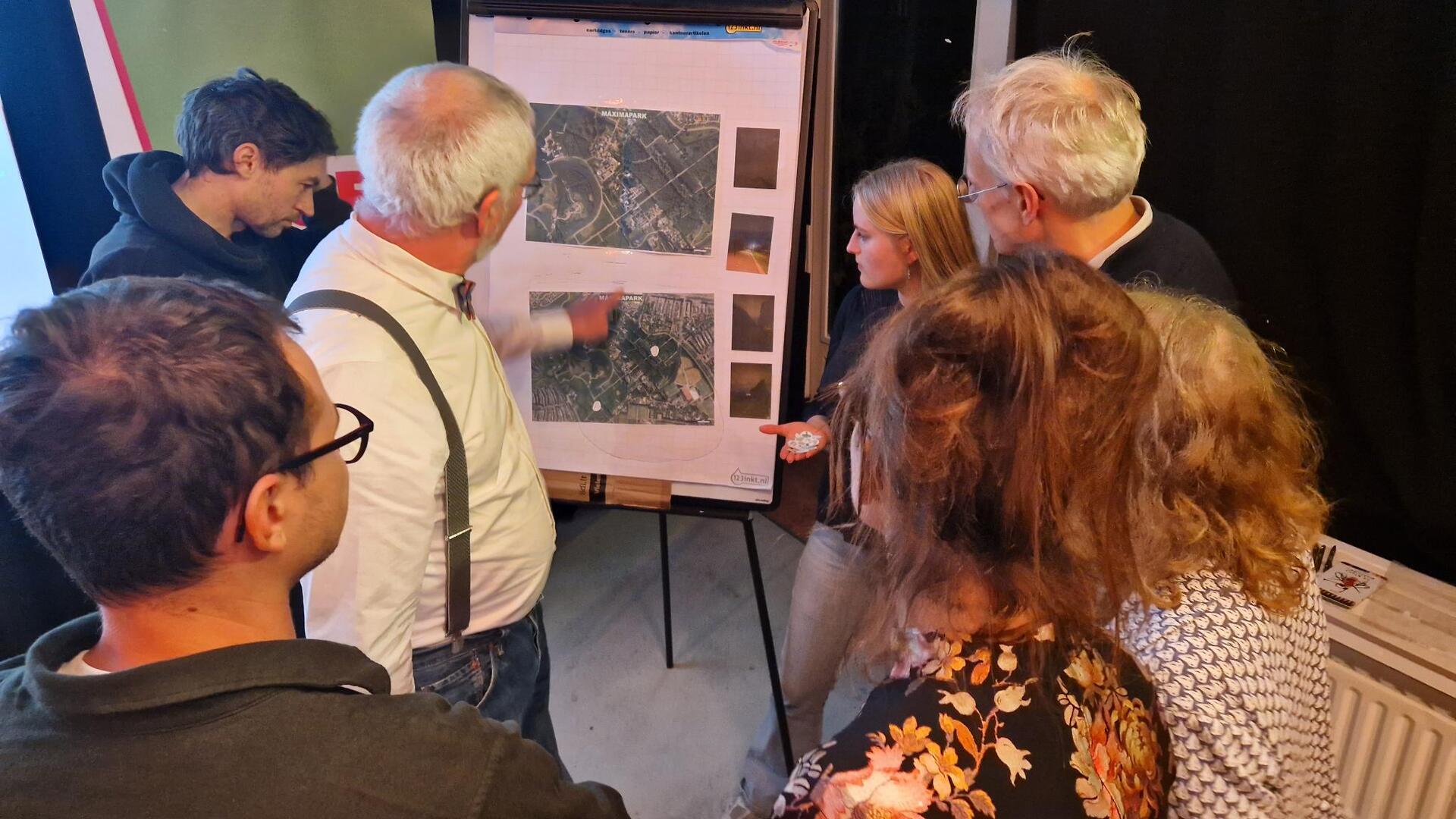 Deelnemers kijken naar een bord